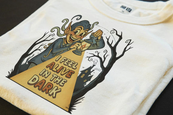 I FEEL ALIVE IN THE DARK | Spooky T-shirt for Haunted House Lovers