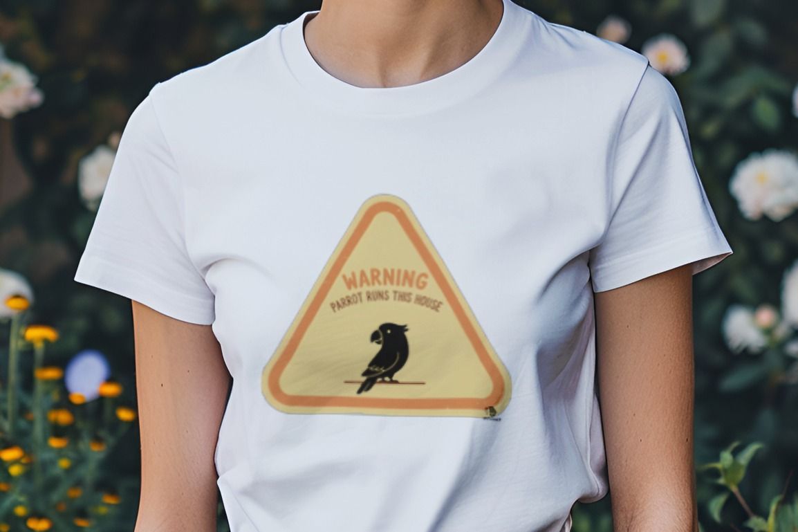 WARNING PARROT RUNS THIS HOUSE | Funny T-Shirt for Parrot Parents